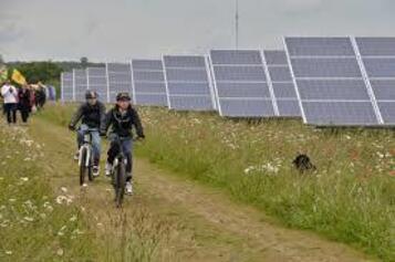 Poble amb parc solar